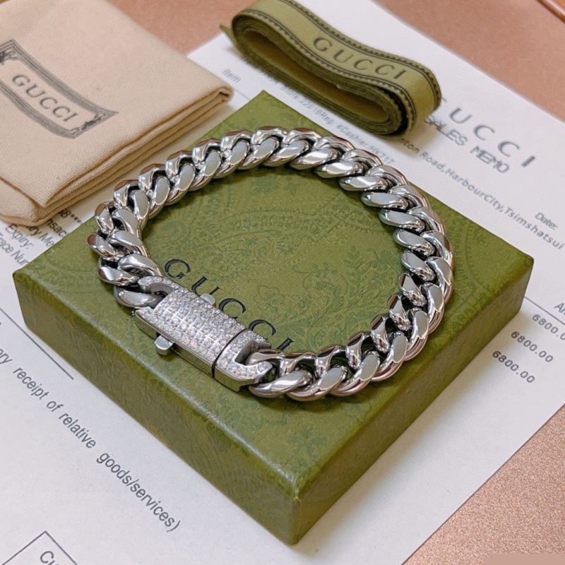 G*u*i bracelets